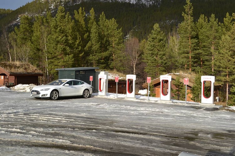 recharge au supercharger de Storjord, au nord du cercle polaire mais encore à une heure de notre point de chute le plus au nord.