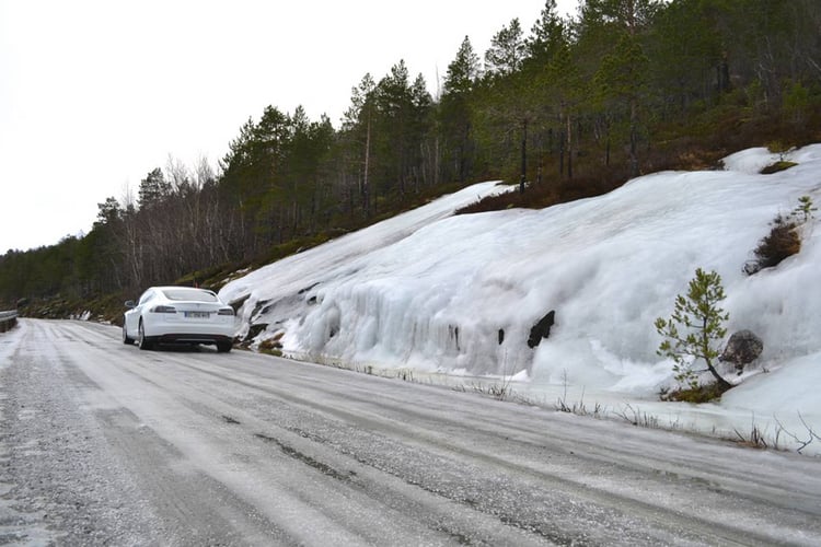 à côté du lac de Straumvatnet, la route n’était pas très engageante. Heureusement qu’on avait une Tesla bien équipée de pneus neige !