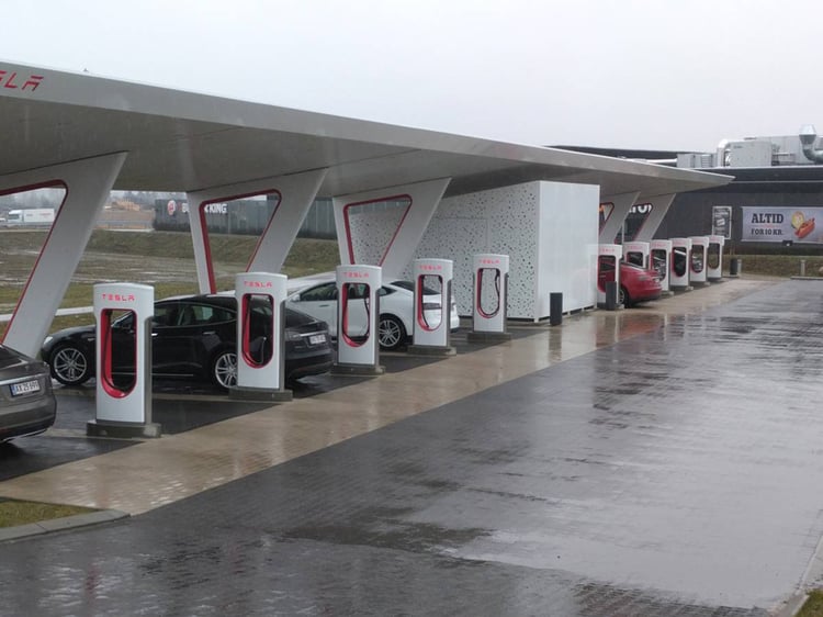L’époustouflante station de supercharger (12 bornes) de Koge au sud de Copenhague au Danemark