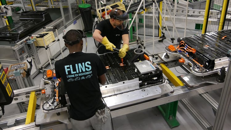 Les seuls ouvriers humains de l'atelier batterie