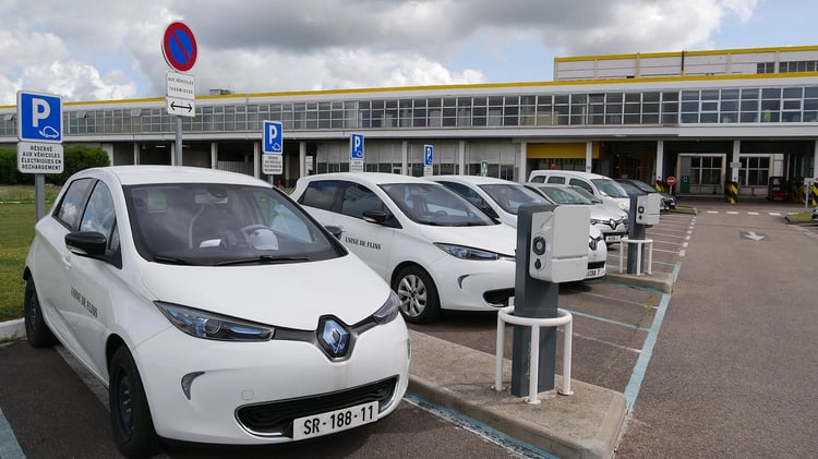 Des Zoé sur le parking du bâtiment principal