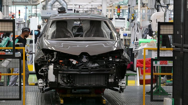 Une Zoé sur le poste d'assemblage des pare-brises