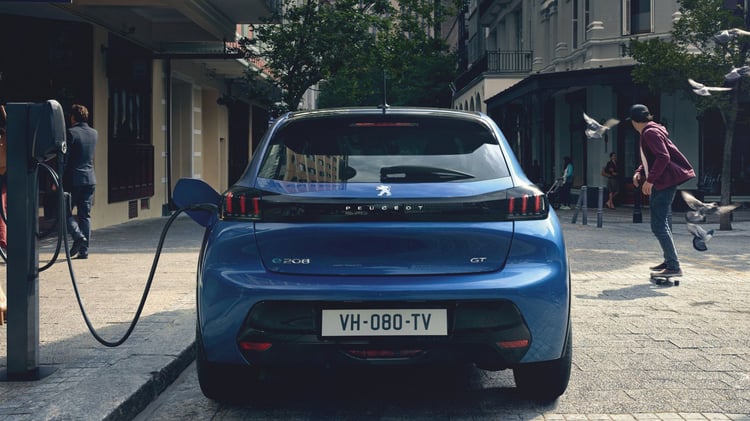 Peugeot 208 électrique première génération en recharge sur borne en ville
