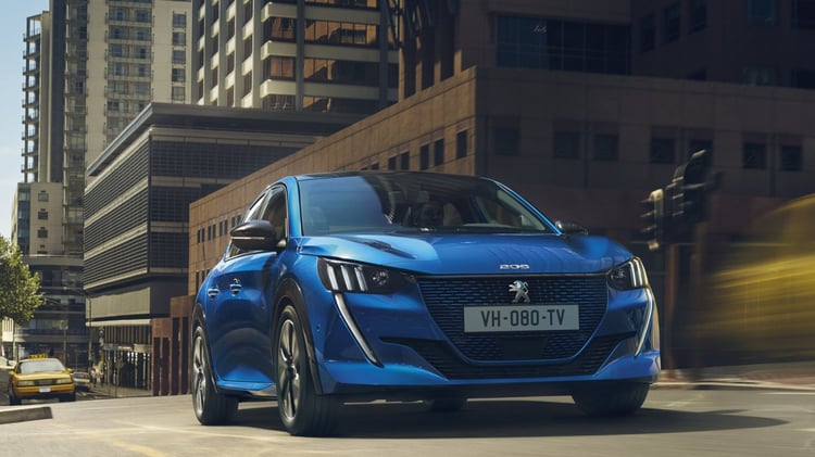 Peugeot 208 électrique première génération en circulation dans une grande ville