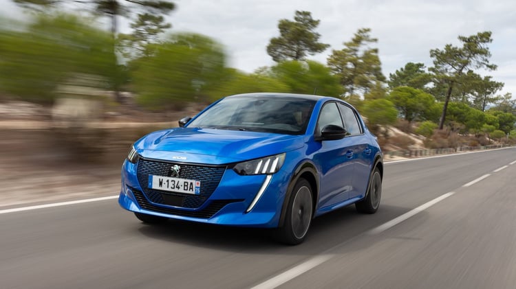 Peugeot 208 électrique première génération en circulation sur route