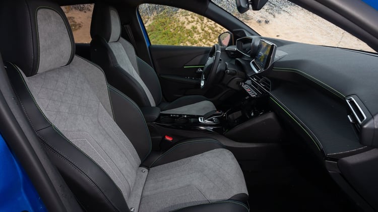 Habitacle de la Peugeot 208 électrique première génération avec écran central et i-Cockpit