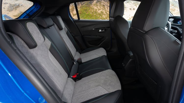 Banquette arrière de la Peugeot 208 électrique première génération avec trois places