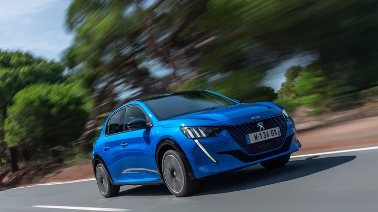 Peugeot 208 électrique première génération en circulation sur route