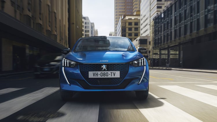Face avant de la Peugeot 208 électrique première génération en circulation en ville
