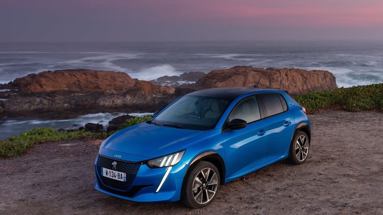 Peugeot 208 électrique première génération vue trois quarts avant près du littoral