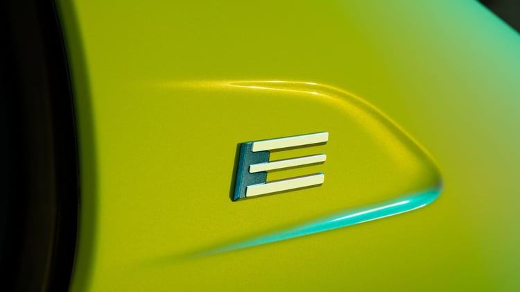 Peugeot 208 électrique logo e-208 sur la carrosserie de la citadine électrique Peugeot