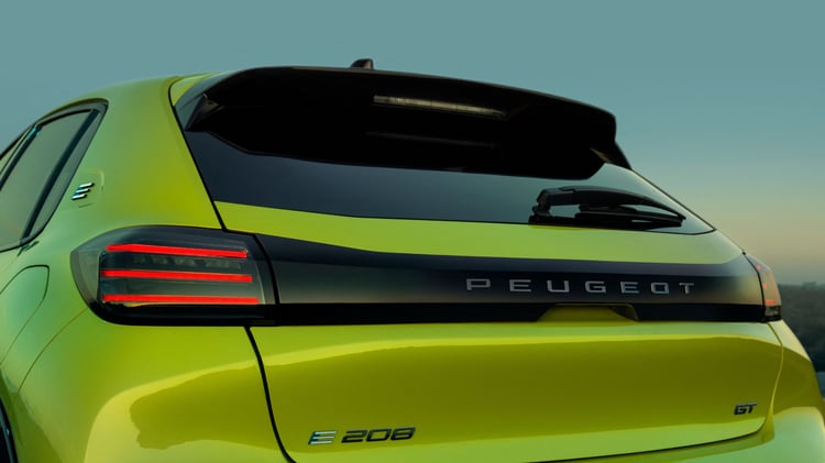Arrière de la Peugeot 208 électrique avec signature lumineuse LED et badge E-208