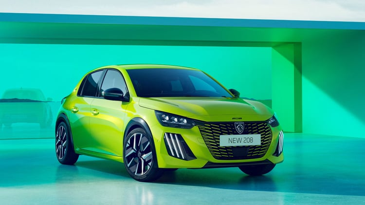 Peugeot 208 électrique vue de profil avant de la citadine électrique e-208 restylée