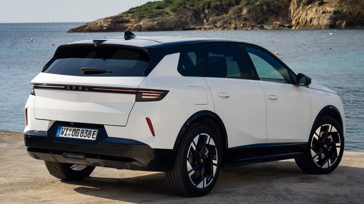 Opel Grandland hybride rechargeable 2024 en vue arrière trois quarts avec signature lumineuse Opel