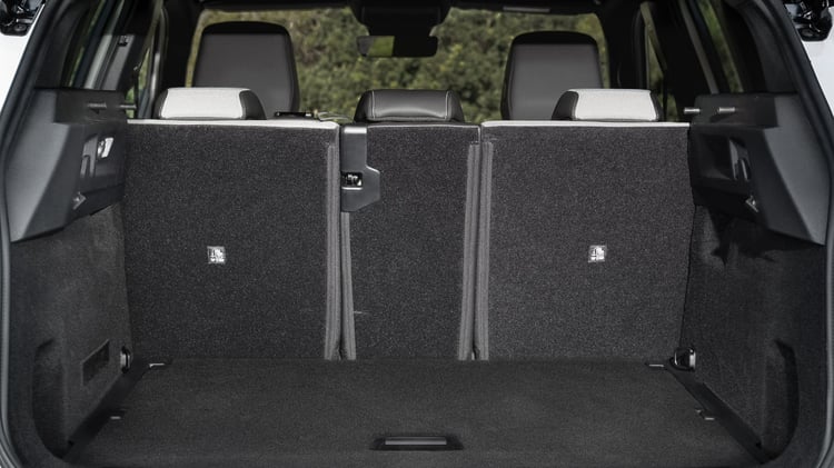 Coffre de l’Opel Grandland hybride rechargeable 2024 avec banquette 40/20/40