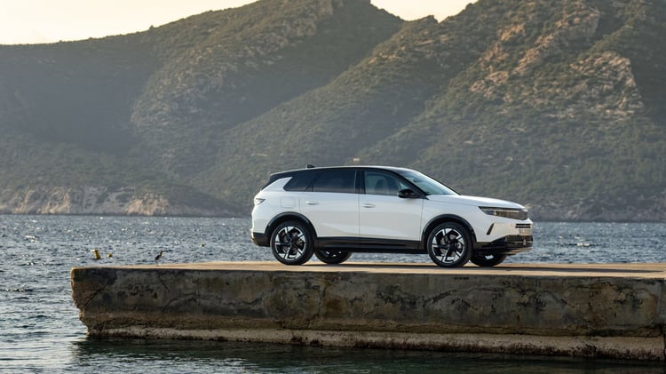 Opel Grandland hybride rechargeable 2024 en vue latérale, SUV 5 places de 4,65 m