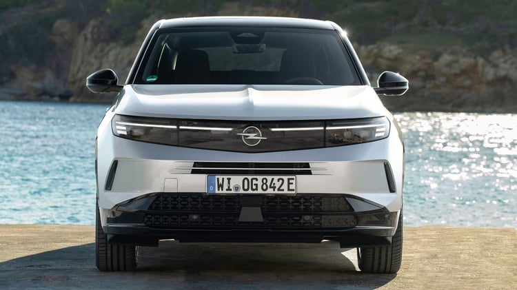 Face avant de l’Opel Grandland hybride rechargeable 2024 avec calandre Opel Vizor