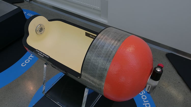 Coupe d'un des trois réservoirs d'hydrogène - H.L.