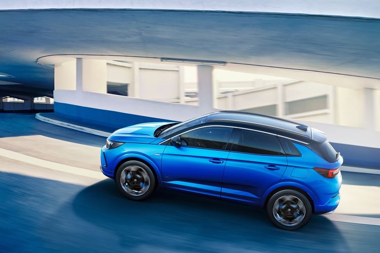 Opel Grandland hybride rechargeable 225 ch de profil en circulation urbaine