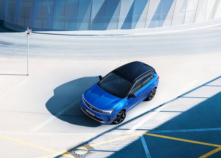 Vue plongeante de l’Opel Grandland hybride rechargeable 225 ch en environnement urbain