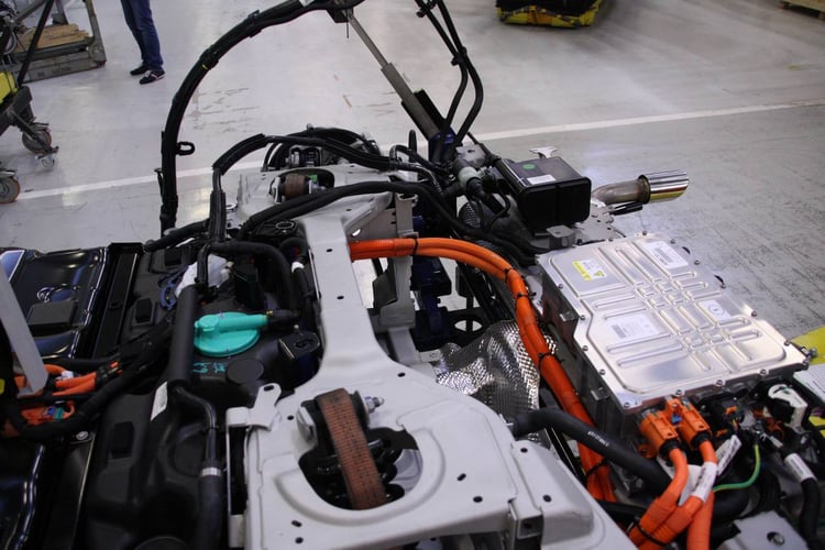 En deux roues motrices, le moteur électrique arrière n'est pas présent