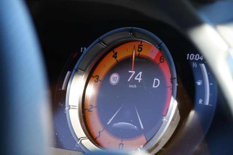 En appuyant un peu fort sur la pédale d'accélérateur, le compte-tour numérique prend une teinte orangée.