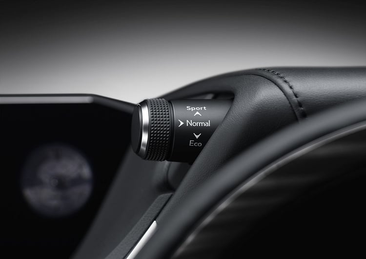 A gauche du volant, une molette permet de choisir entre trois modes de conduite : eco, normal ou sport