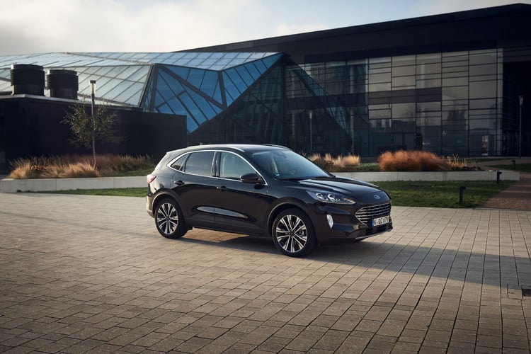 Ford Kuga hybride SUV compact full hybrid 190 ch stationné en environnement urbain