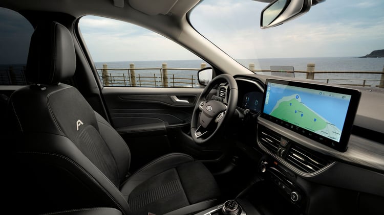 Intérieur du Ford Kuga hybride avec écran tactile central SYNC 4 de 13,2 pouces et sièges avant