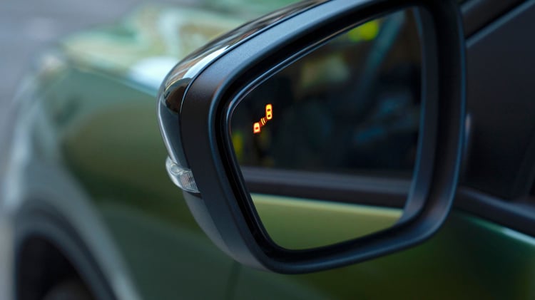 Rétroviseur extérieur du Ford Kuga hybride avec système de surveillance des angles morts BLIS