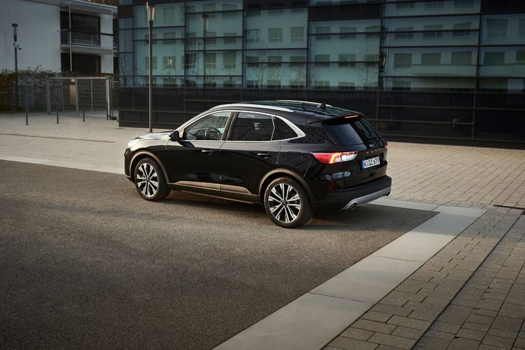 Ford Kuga hybride vue arrière SUV compact full hybrid 190 ch en environnement urbain