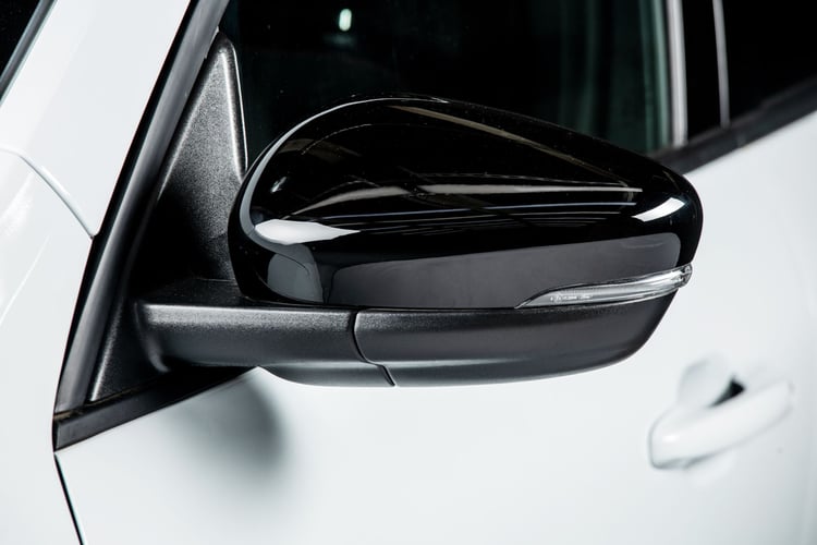 Rétroviseur extérieur noir du Ford Kuga hybride rechargeable première génération avec répétiteur de clignotant