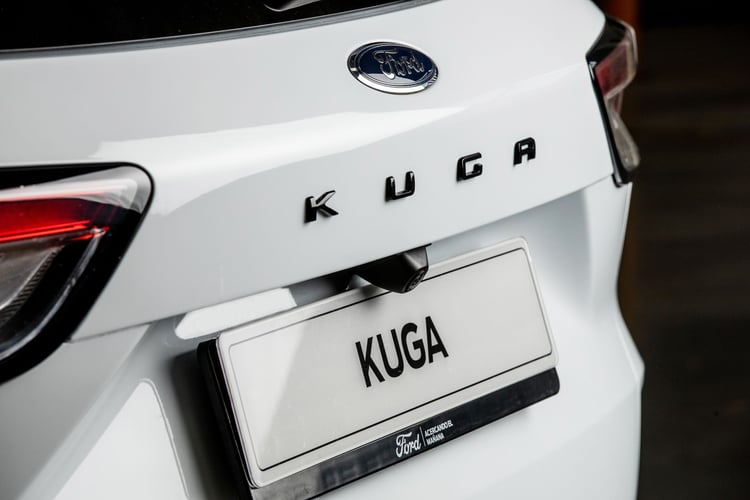 Logo Ford et inscription Kuga sur le hayon du Ford Kuga hybride rechargeable première génération