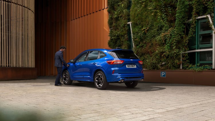 Ford Kuga hybride rechargeable branché à une borne de recharge, SUV hybride rechargeable avec batterie de 14,4 kWh