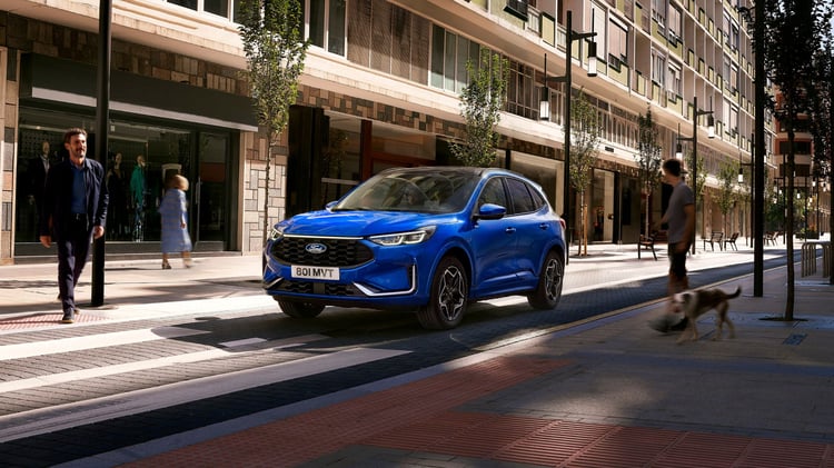 Ford Kuga hybride rechargeable bleu circulant en ville, SUV hybride rechargeable familial