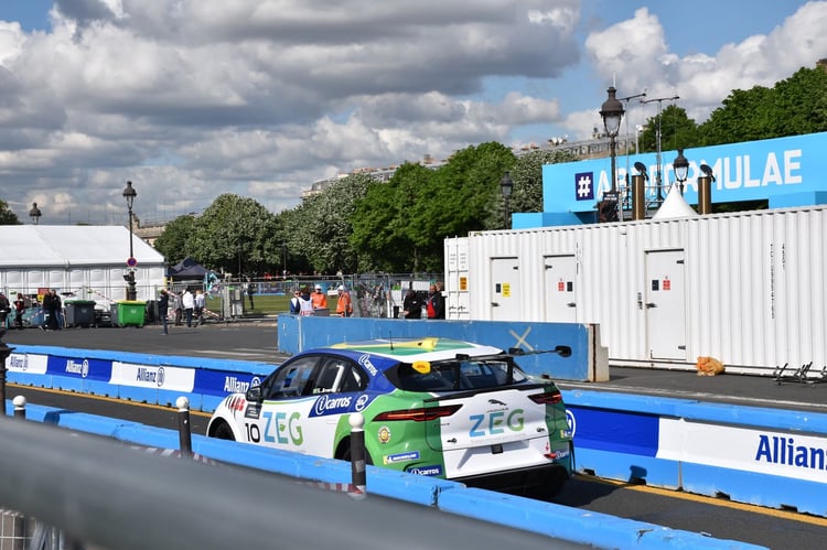 Même de l'e-Village, on voit passer de près les Jaguar