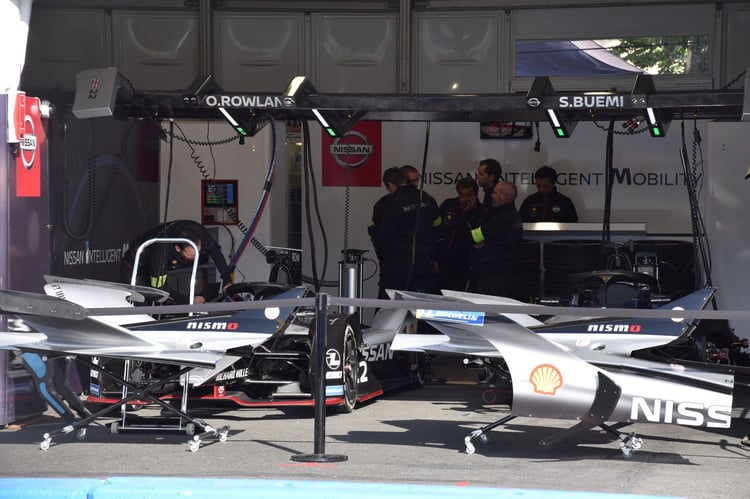 Vue du garage Nissan via l'e-Village