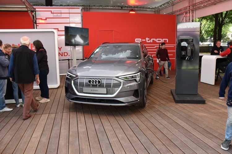 Le stand Audi avec l'e-tron
