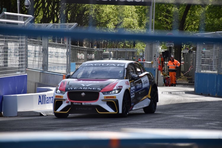 Pas mal la vue des grillages sur le Jaguar eTrophy