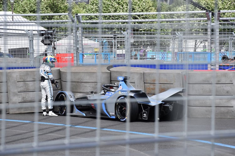 Felipe Massa après un choc avec sa Venturi