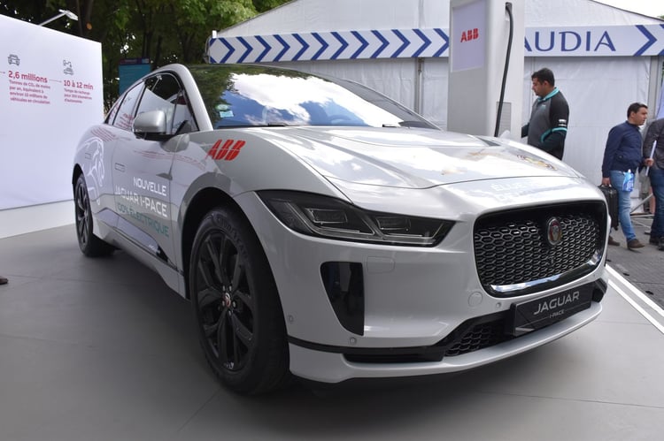 Une Jaguar I-Pace sur le stand ABB, où l'on parle recharge jusqu'à 350 kW