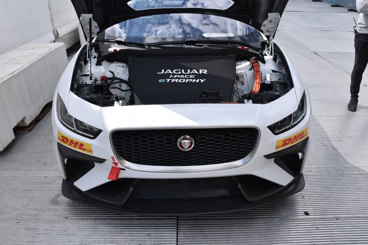 Vue sous le capot de la bête