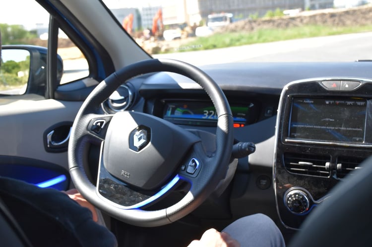 Sans les mains dans la Renault ZOE Cab