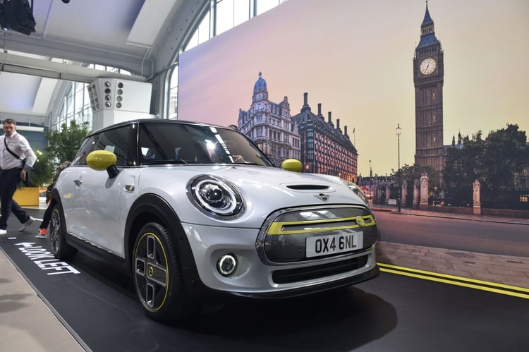 Seule la calandre fermée est spécifique