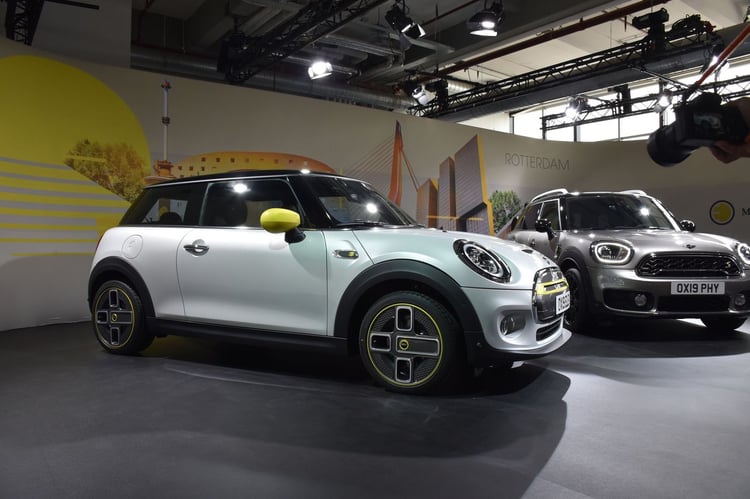 Le carénage est important sous la voiture, aérodynamique oblige et grâce à l'absence d'échappement