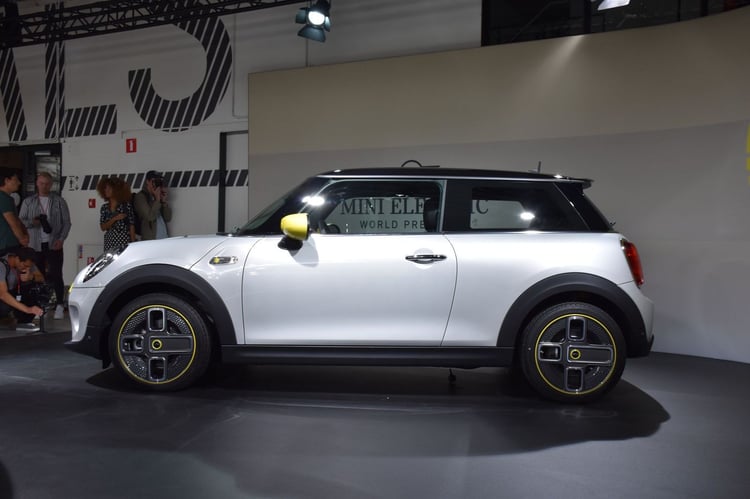 La caisse est surélevée de 18 mm pour loger les batteries