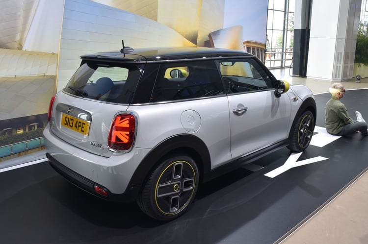 Le poids total est de 1.360 kg