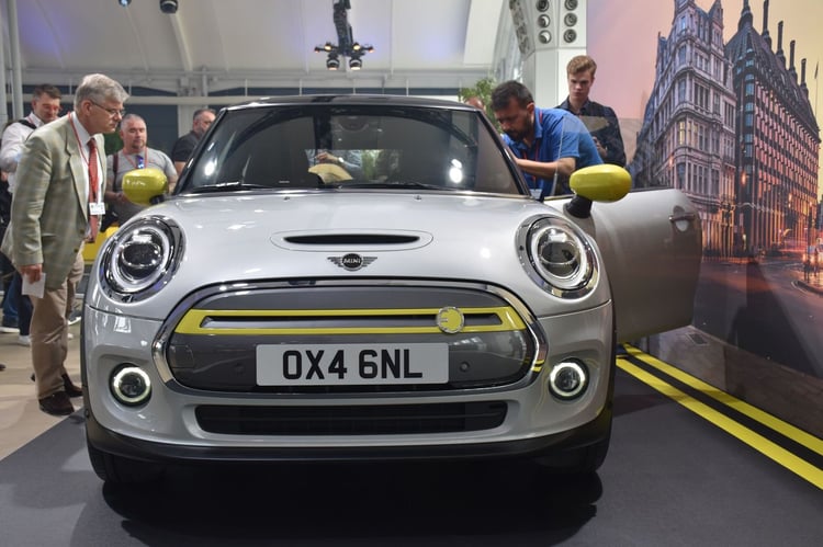 La prise typique des Cooper S est factice