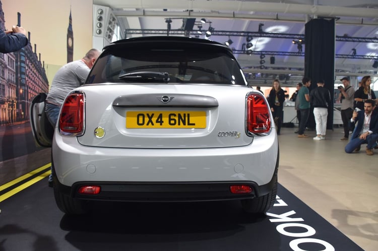 Pas d'échappement, c'est bien une électrique !