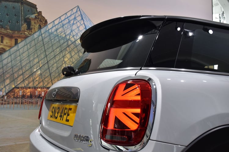 On retrouve les feux "Union Jack" du restylage